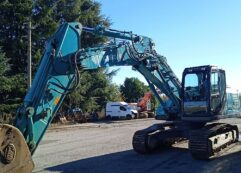 UEXE196 – ESCAVATORE KOBELCO SK210SNLC-10 TRIPLICE