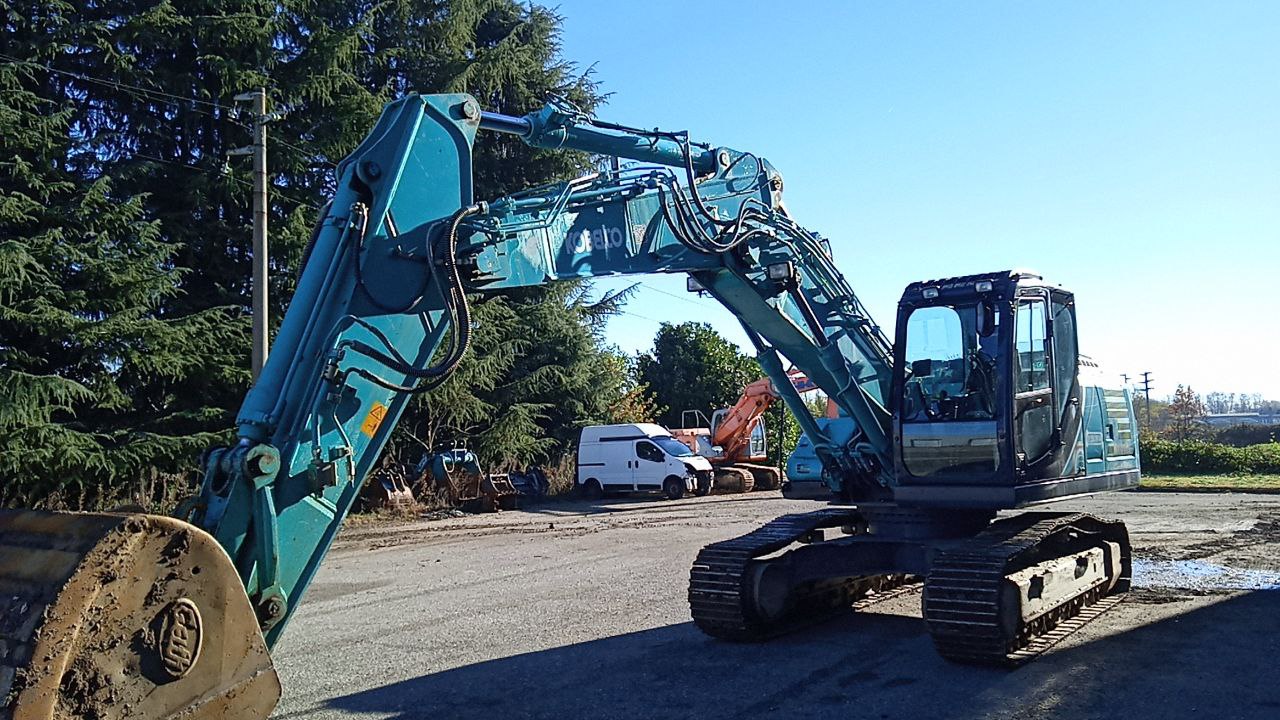 UEXE196 – ESCAVATORE KOBELCO SK210SNLC-10 TRIPLICE