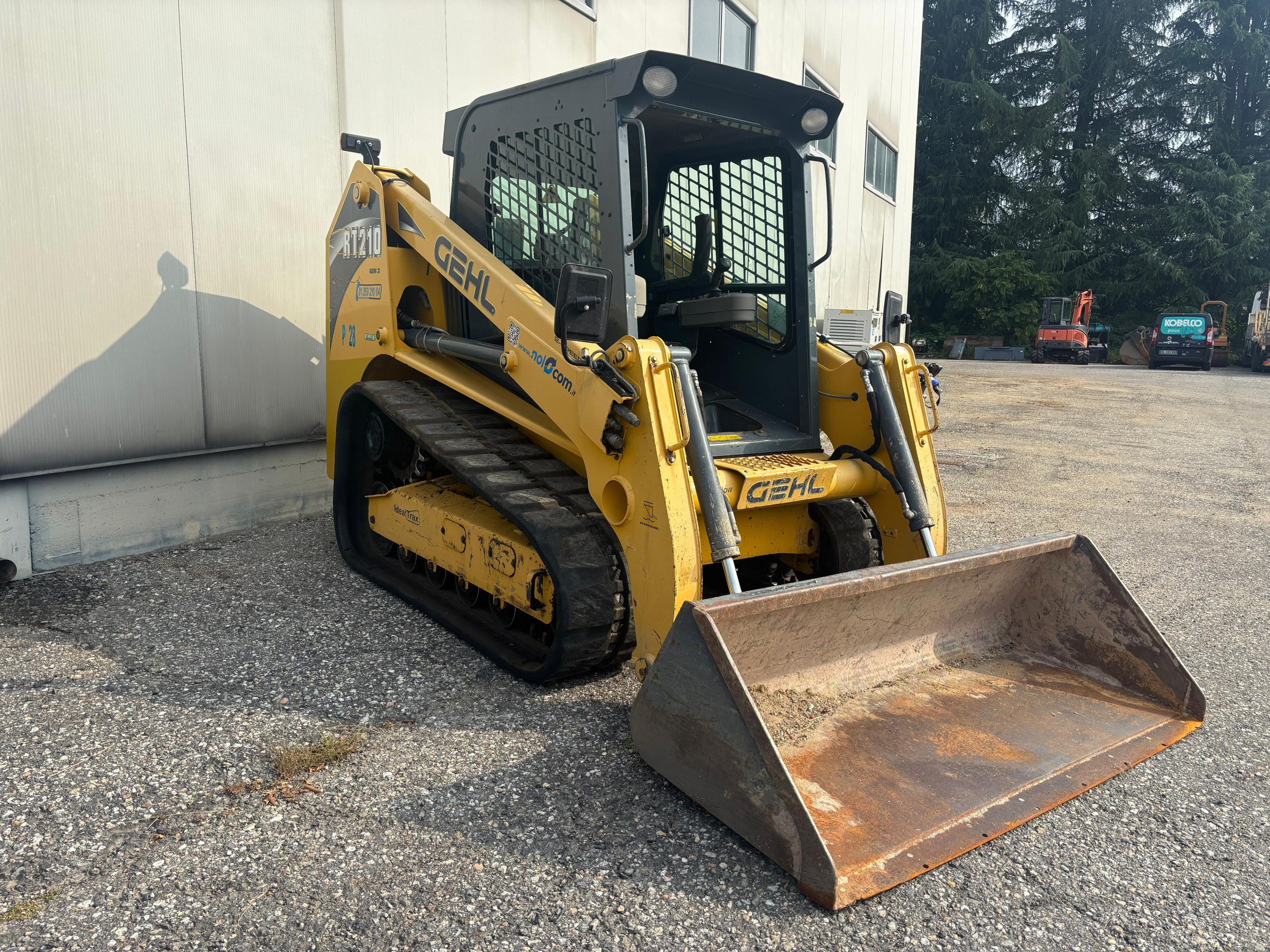 UEXP028 – PALA CINGOLATA GEHL RT210