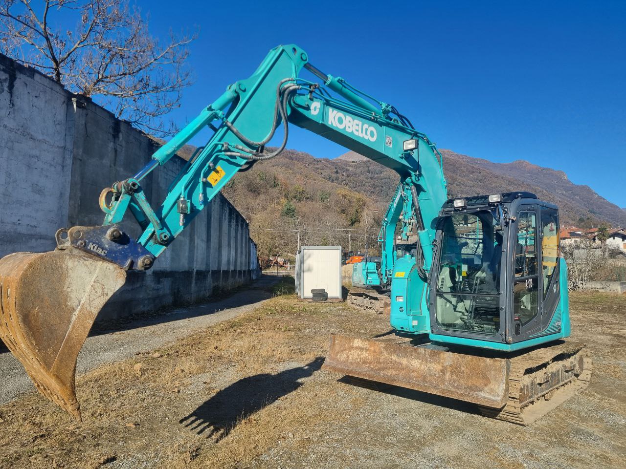UEXE173 – Escavatore cingolato Kobelco SK75SR-3